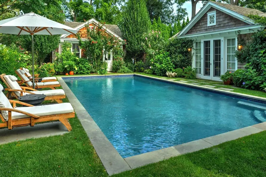 10 Tips On Decorating Your Pool